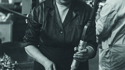 Blick auf eine Arbeiterin der Puch-Werke, Steyr Daimler Puch, Thondorf, 1962