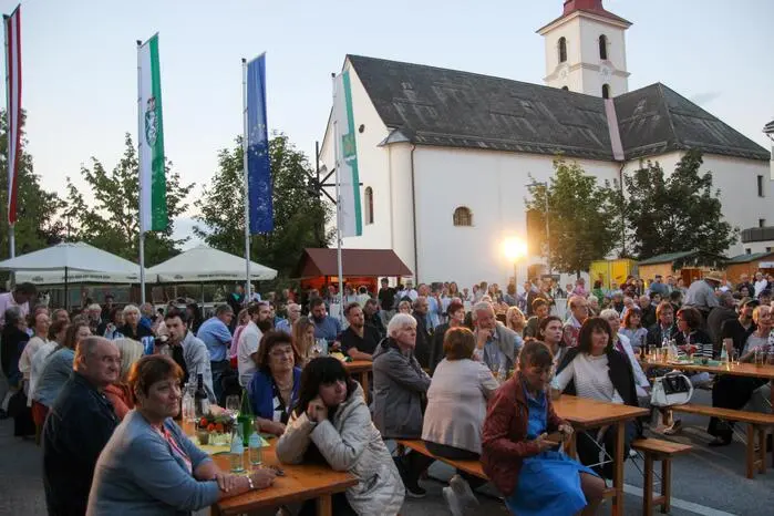 Hunderte Gäste genossen das Ambiente am Petersplatz in Sankt Peter am Ottersbach.