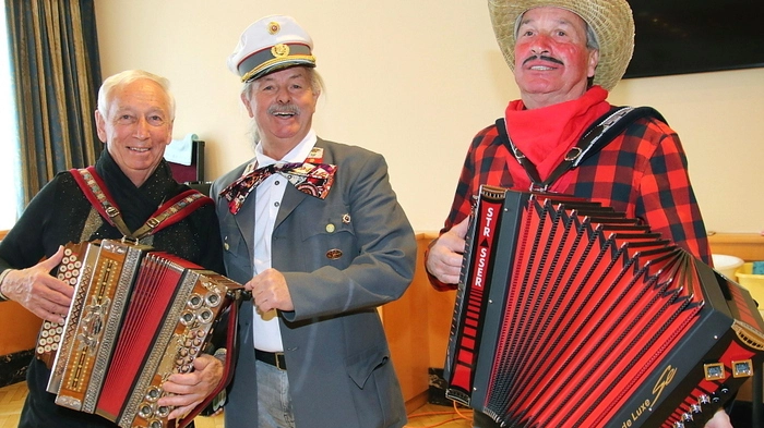 Im Volksheim wurde zu den schwungvollen Melodien von Pepi (Pastolnig) und Fritz (Neßhold) geplaudert, gescherzt und auch ein Tänzchen gewagt.