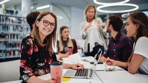 An der FH wird neben Lehre auch Praxis geschätzt. Mit dem „Study and Work“- Programm starten Studierende noch früher mit der Karriere 