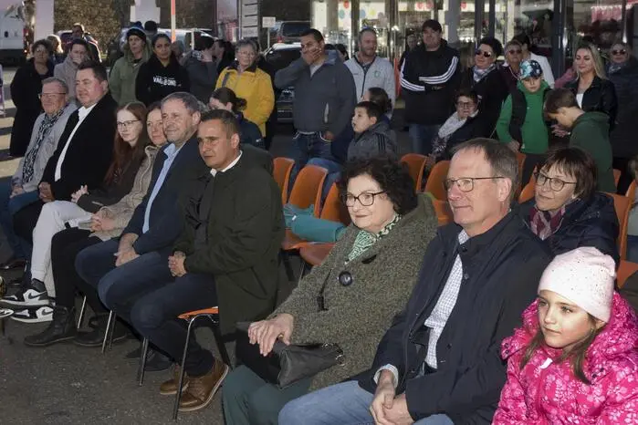 Die Messe bietet erneut ein buntes Programm für die ganze Familie: Kinderanimation, Ponyreiten und ein Alpakatreff begeistern die jüngsten Gäste. Für Erwachsene stehen Showdance-Auftritte und eine Modenschau auf dem Programm.