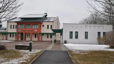 In diesem Gebäude rechts neben dem Gemeindeamt wird die neue Praxis unterkommen, es wird noch um einen Zubau erweitert