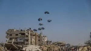 Humanitarian Aid Relief with Beginning of Airdrop Operations - Gaza Palestinians carry humanitarian aid received through the Zikim crossing as they return to their families near the Al-Sudaniya area in northern Gaza, Palestine, on July 27 2025 amid the beginning of airdrop operations  a scene that reflects the ongoing humanitarian crisis in the Strip. Photo by Ramez Habboub/ABACAPRESS.COM Gaza Palestine PUBLICATIONxNOTxINxFRAxUK Copyright: xHabboubxRamez/ABACAx