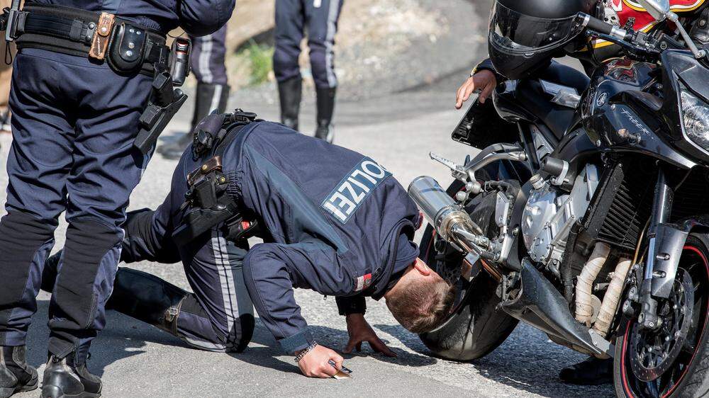 Zwei Tage lang nahm die Polizei auch rund um Schladming Motorräder unter die Lupe (Symbolfoto)