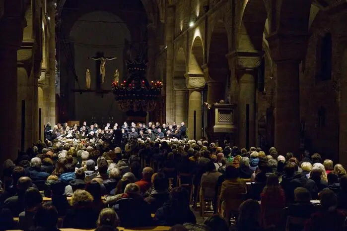  Er verwies damit auf die Werke von Anton Bruckner („Locus iste“) und Felix Mendelssohn Bartholdy („Denn er hat seinen Engeln befohlen“), die unter anderem zur Aufführung kamen und das Publikum tief berührten.