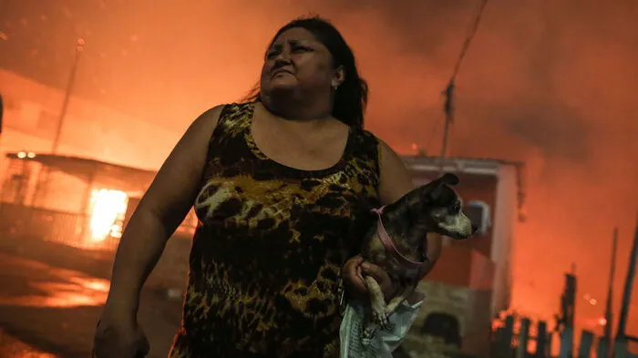Tausende Menschen sind vor einem Großbrand in der brasilianischen Stadt Manaus geflohen.