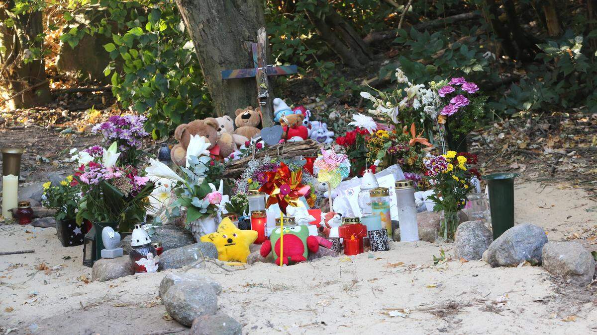 Familie, Freunde und Betroffene errichteten eine Gedenkstätte für den ermordeten Jungen. 