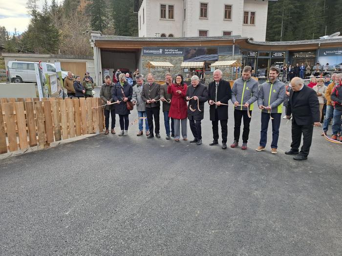 Peter Suntinger, Arnold Klammer, Sara Schaar, Peter Kaiser, Günther Novak, Stefan Piechl, Kasimir Kulterer und Pfarrer Arnulf Pichler bei der Eröffnung der Geschieberückhaltesperre und der neuen BIOS-Brücke in Mallnitz 