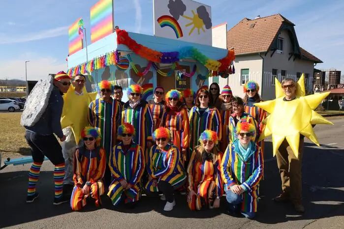 Den Abschluss des Faschingsumzugs bildete auch heuer wieder Apotheker und Bürgermeister der Stadt Fehring, Johann Winkelmaier, mit seinem Apotheken-Team