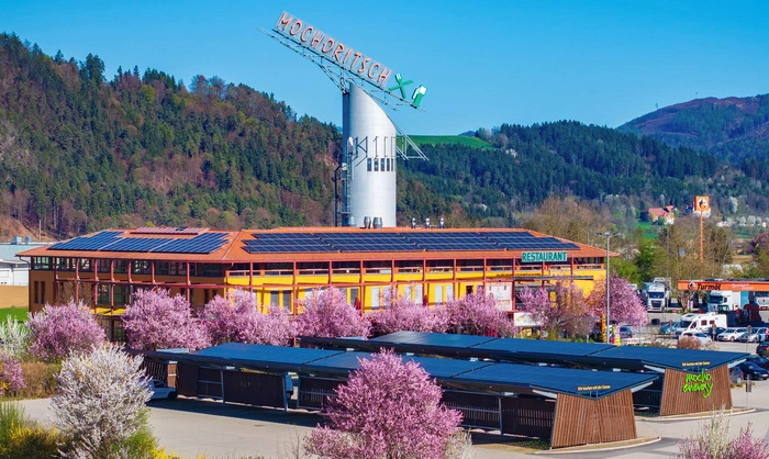 Jede Menge PV-Module auf dem Dach liefern jährlich 360.000 Kilowatt Strom