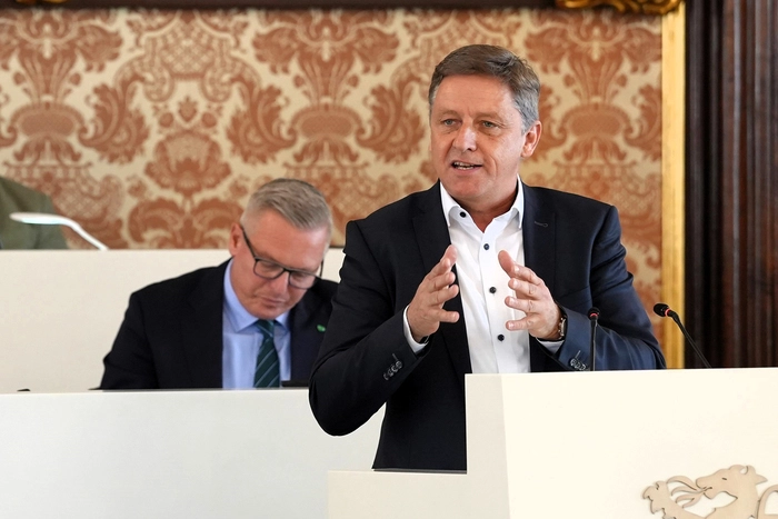 Lambert Schönleitner am Rednerpult im Landtag