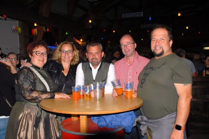 Unter Beifall von hunderten Gästen schlug Bürgermeister Otmar Hiebaum das Bierfass an.