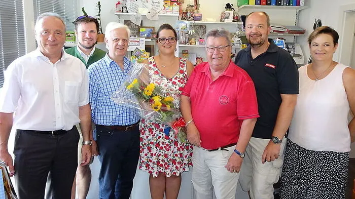 Sabrina Bernhard (Mitte) mit Vertretern der Gemeinde und Alfred Scherr von der Post AG (ganz links)