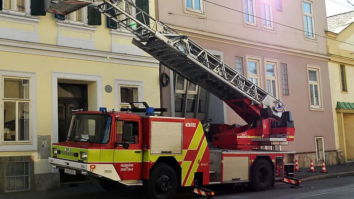 Die Berufsfeuerwehr Graz musste einen Bewohner mit der Drehleiter retten (Symbolbild)