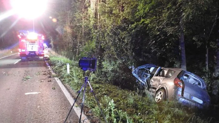 Um 00:51 Uhr wurde die Freiwillige Feuerwehr Pöllau mittels Sirenen-Alarmierung zu einem Verkehrsunfall mit einer eingeklemmten Person auf die L406 Höhe Pötscher Teiche gerufen, meldet die FF in ihrem Einsatzbericht.