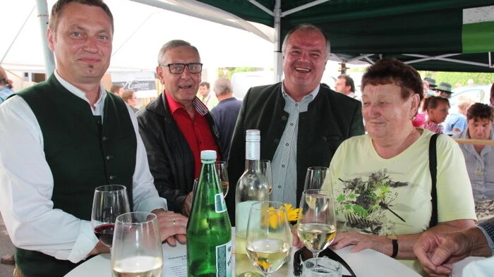 Mehr als 500 Gäste besuchten am Eröffnungstag den Bauernmarkt.