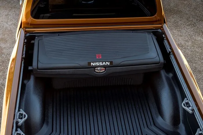 Ein von Nissan speziell entwickeltes Ladungssicherungssystem, das bewegliche und abschließbare Halterungen in Befestigungsschienen an den Seiten und vor der Ladefläche nutzt, hält Gegenstände sicher an ihrem Platz.
