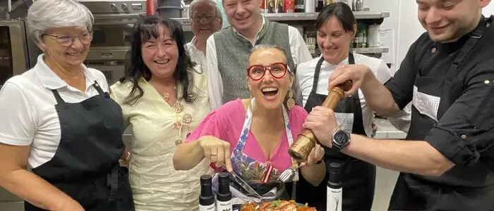 Köche kochen für die Krebshilfe ist eine neue Initiative von Renate Zierler (2.v.l). Zum Auftakt war auch Sängerin Betty O. (Mitte) im Hotel der Wirtsleute Christine und Herbert Prettenhofer (hinten)