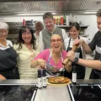 Köche kochen für die Krebshilfe ist eine neue Initiative von Renate Zierler (2.v.l). Zum Auftakt war auch Sängerin Betty O. (Mitte) im Hotel der Wirtsleute Christine und Herbert Prettenhofer (hinten)