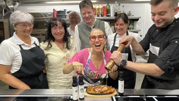 Köche kochen für die Krebshilfe ist eine neue Initiative von Renate Zierler (2.v.l). Zum Auftakt war auch Sängerin Betty O. (Mitte) im Hotel der Wirtsleute Christine und Herbert Prettenhofer (hinten)