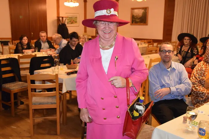 ...und wenn im späteren Verlaufe des Abends die Preise für die besten Kostüme vergeben werden, geht niemand leer aus.