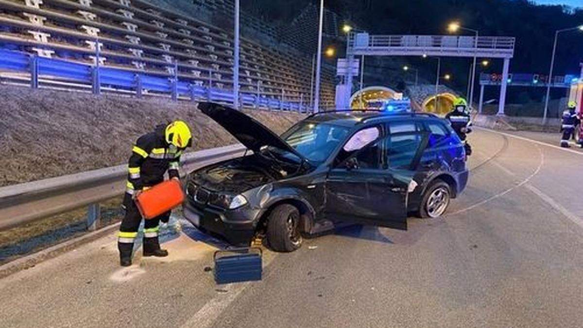 Fahrzeug krachte gegen die Leitplanke