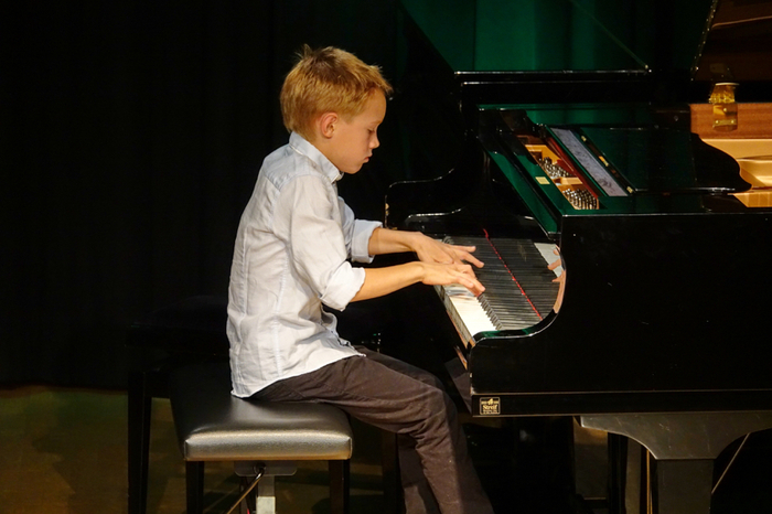 Junge Talente aus der Musikschulklasse von Dong Yeon Stelzmüller,  wie der achtjährige Jakob Trinkl stellte am Anfang des Konzertes sein Können unter Beweis.