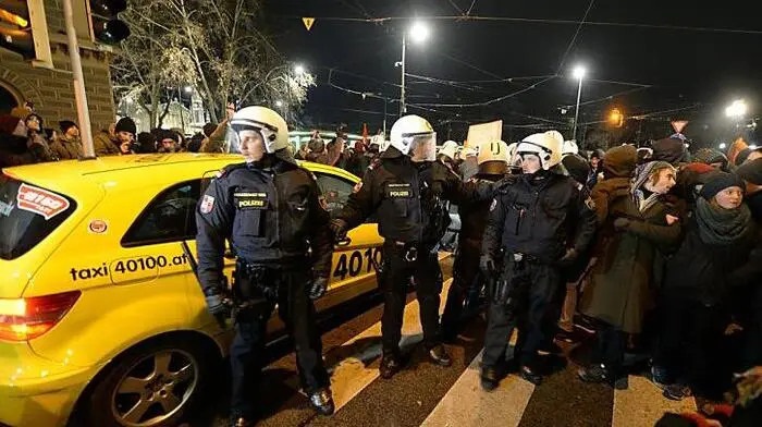 Im Bereich des Volkstheaters wurden mehrere Taxis von Demonstranten am Weiterfahren Richtung Hofburg gehindert