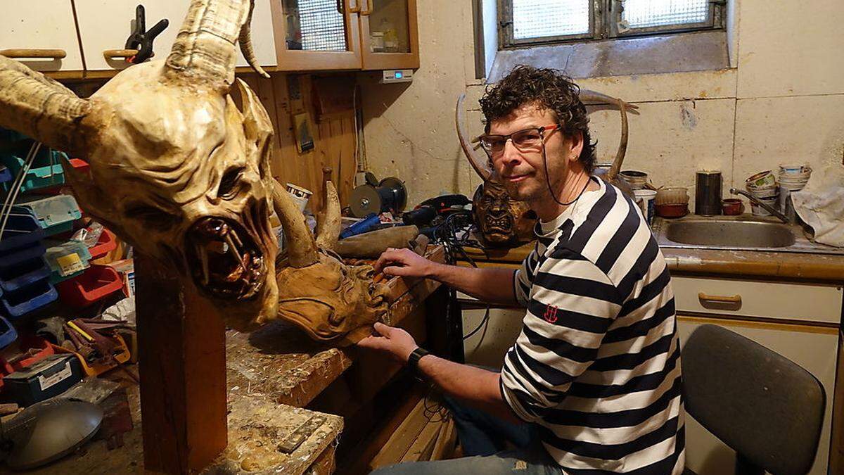 Gunter Aumann ist der Holzschnitzkunst verfallen und fertigt Masken für Perchtenläufe 