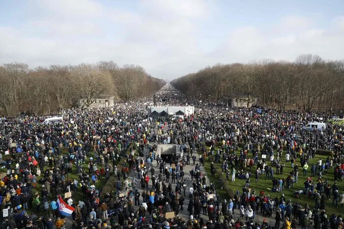 Ein Bündnis aus Gewerkschaften, Kirchen, Initiativen, Umweltschutzorganisationen und Friedensgruppen hatte zur Demo gegen den Angriff Russlands aufgerufen.