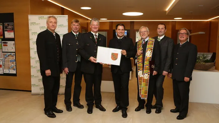 RAABA-GRAMBACH.Das Gemeindeamt von Raaba-Grambach wurde in zweijähriger Bauzeit generalsaniert. Ein Grund zum Feiern, den sich auch LH-Stellvertreter Michael Schickhofer nicht entgehen ließ. Er stattete Bürgermeister Karl Mayrhold und den rund 400 Fest-Gästen am Sonntag einen Besuch ab. Mayrhold freute sich: „Jetzt spielt das Amt und der Vorplatz alle Stückerl.“ Nach der Segnung durch Pfarrer Pater Sepp Altenburger wurden auch zwei neue E-Cars für die Bürger der Gemeinde präsentiert.