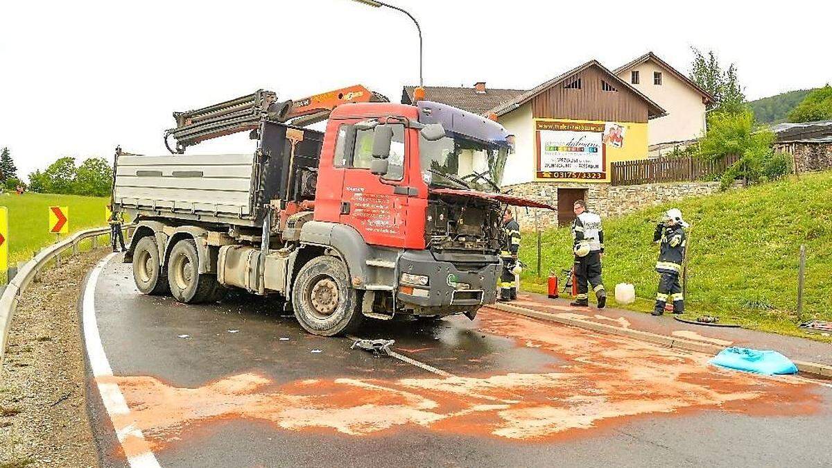 An dem Unfall-Lkw entstand Totalschaden