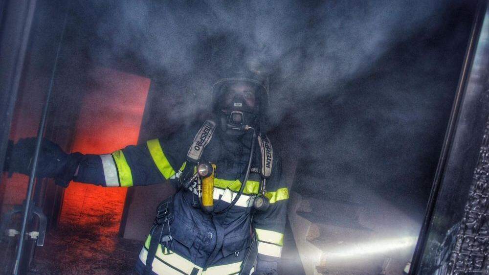 Die Atemschutzräger kämpften gegen echte Flammen an
