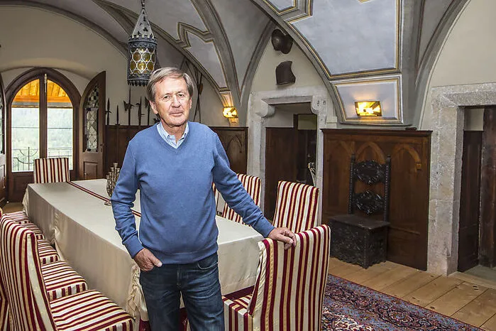 Burgherr Maximilian Stingl im Rittersaal. Der Unternehmer erwarb Burg Mannsberg im Jahr 1993 und sanierte die Anlage: "Irgendwo bei 50.000 Arbeitsstunden habe ich aufgehört, zu zählen", sagt Stingl.