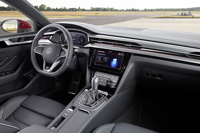 Sowohl Limousine als auch der Kombi messen in der Länge 4866 Millimeter. Auch was die Breite angeht, liegen die ungleichen Geschwister mit 1871 Millimetern gleich auf. In der Höhe allerdings übertrifft der Shooting Brake den Fastback mit 1447 Millimetern um 19 Zähler. 