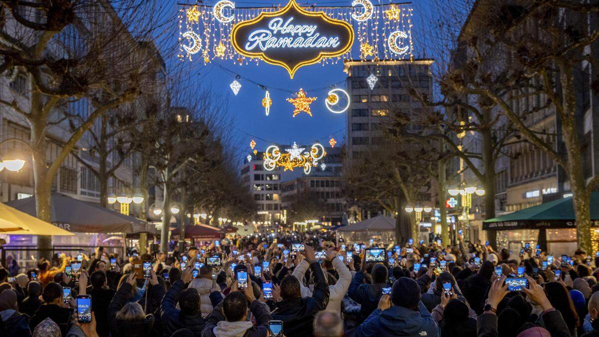 In Frankfurt hängt die Ramadan-Beleuchtung in einer Einkaufsstraße