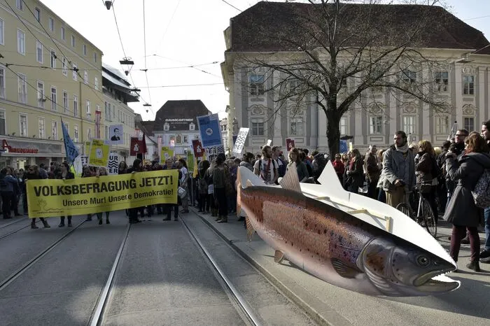 Vehement forderten die Redner der Kundgebung eine Volksbefragung.