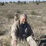 Sir David Attenborough mit Erdmännchen bei Dreharbeiten in der Kalahari 2002