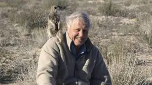 Sir David Attenborough mit Erdmännchen bei Dreharbeiten in der Kalahari 2002