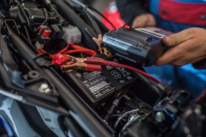 Batterie überprüfen. Der Elektrostarter rührt sich nicht?Das liegt dann meistens an der Batterie. Ist sie wartungsfrei, kann man sie mit herkömmlichen Ladegeräten überprüfen und laden. Handelt es sich um eine Gel-Zelle, sollte man sich genau informieren, welches Gerät dazu passt.