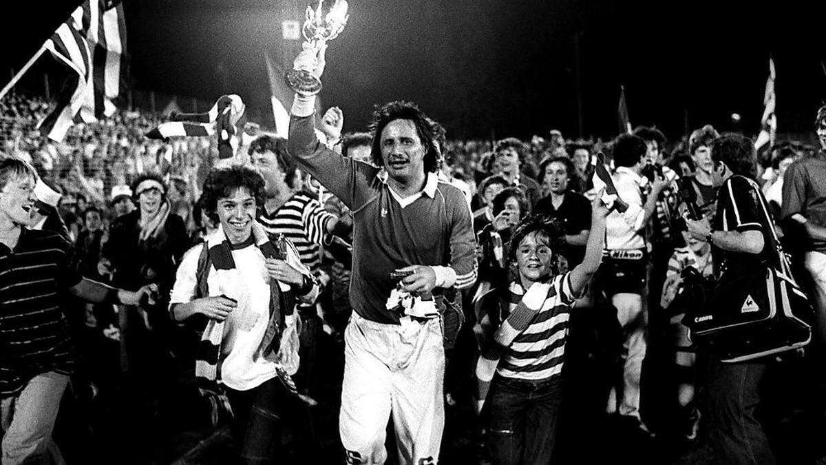 Kult-Tormann Savo Ekmecic mit dem Pokal 1981 