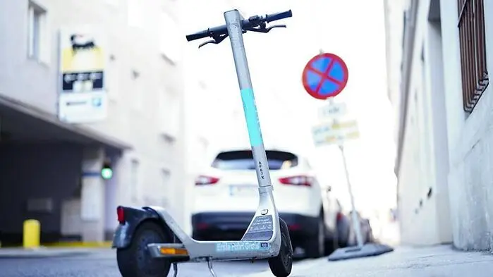 Schwere Verkehrsunfälle mit E-Scootern nehmen zu, unter den Unfallopfern sind auch viele Kinder und Jugendliche. Nicht alle tragen einen Helm.