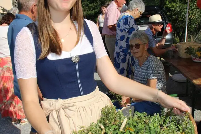Der Duft der Heilkräuter und Blumen soll Gottes Segen in Haus und Hof bringen und an die Gottesmutter Maria erinnern.