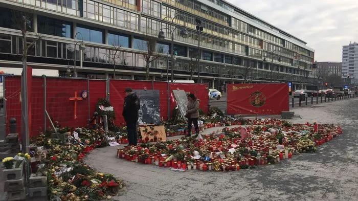 Berlin, ein Monat nach der Tragödie. Ein Blumenmeer vor der Gedächtniskirche - an jener Stelle, an der der Lkw des Attentäters zum Stehen kam - erinnert an die unfassbare Tat.