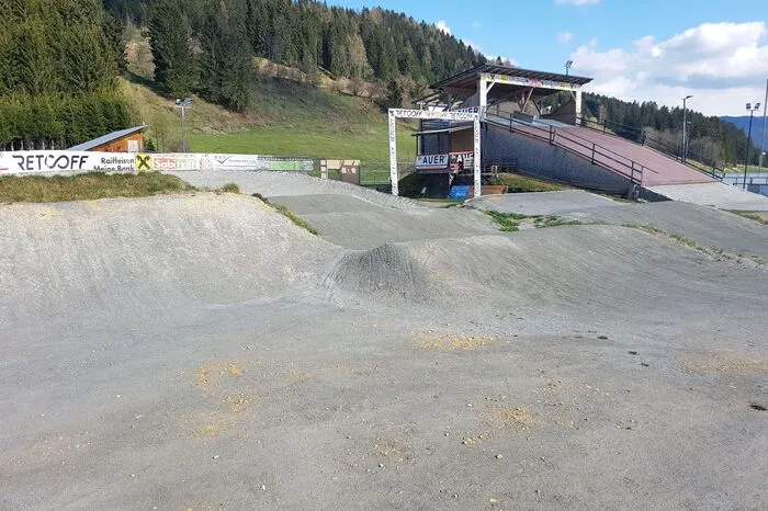 Der fünf Meter hohe Starthügel ermöglicht internationale Rennen wie das "Nightrace".