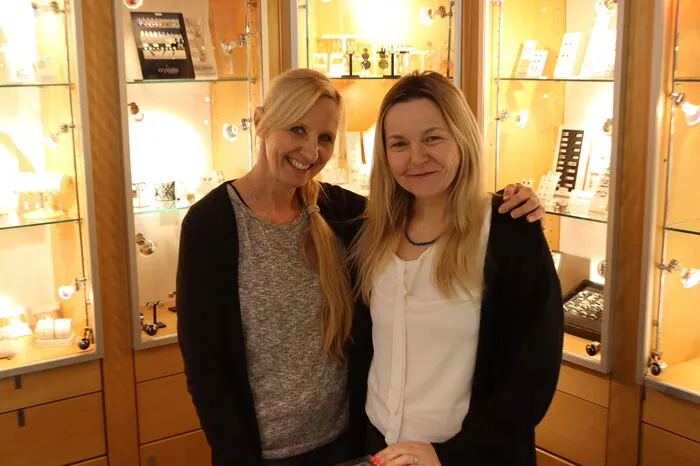 Alexandra Schober und Sabine Laschober arbeiten bei "Stockner Uhren &amp; Schmuck" in Weiz: ""Wir haben gar nicht gewusst, wo uns der Kopf steht", berichten sie vom Umtauschmarathon am vergangenen Dienstag.