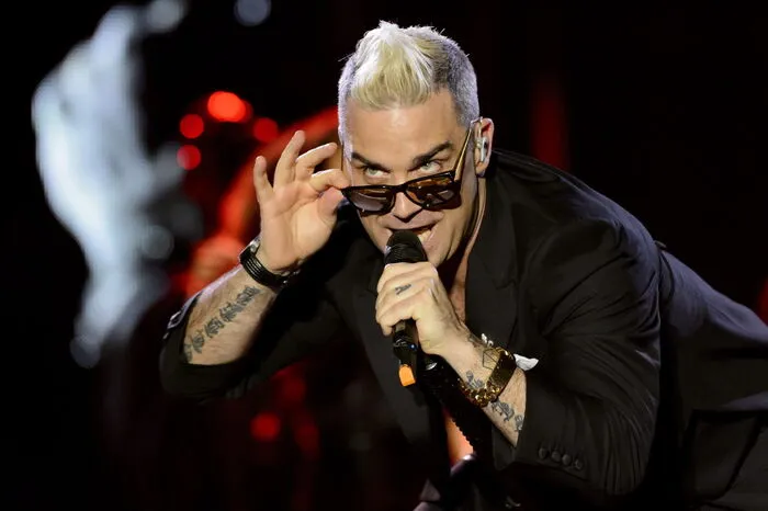 Gleiches gilt für Unterhaltungstalent Robbie Williams, der Entertainer ist hier Teil seiner DNA. Spielend schafft er den Spagat zwischen großen Popnummern und noch größeren Klassikern. Gleich zwei Mal kommt er nach Österreich: am 26. August ins Ernst-Happel-Stadion und am 29. August ins Klagenfurter Wörthersee-Stadion.