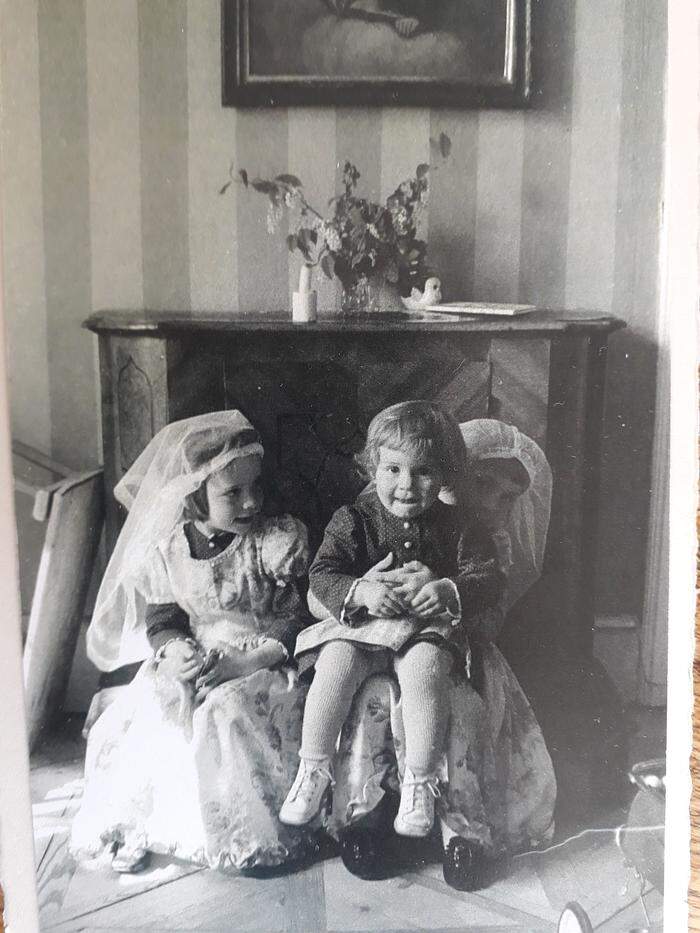 Ich bin die Kleinste, sitze auf dem Schoß meiner Schwester Anna, links meine Schwester Marie
