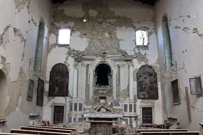 Der Altar der Chiesa Sant'Agostino steht zwar noch, jedoch wurden jegliche Skulpturen und dergleichen zerstört.