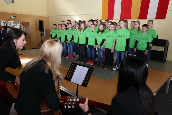 Festliche Umrahmung mit den Kindergarten- und Volksschulkindern (am Foto).
